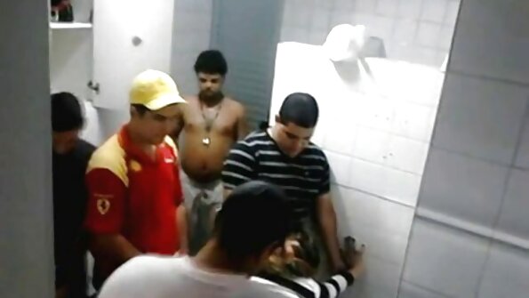 Pažiūrėkime, ką šis spenelis turi po sijonu, velnias, mes turime juodus stringus.