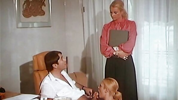Bandė apvaisinti blondinę, kai ji žaidė žaidimą.