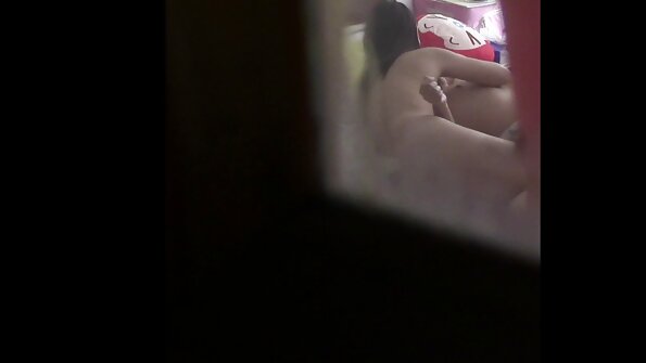Slutty gražuolė gauna cum į jos burną užrištomis akimis.