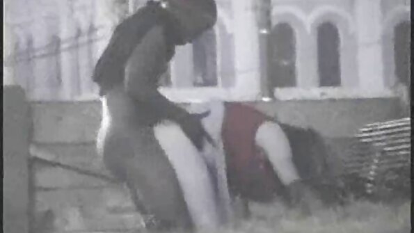 Jauna geidulinga apskretėlė nori gaidžio vonioje Mėgėjiška be merginos veido.
