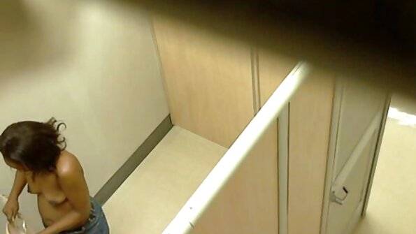 Whore naudojasi seksu ir cums ant didelio gaidžio gauti cum į jos storą šlapią pūlingą.