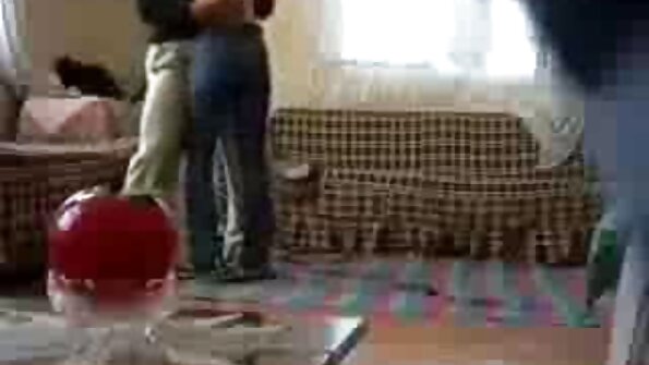 Nutempė gražią merginą į lovą būdama girta.