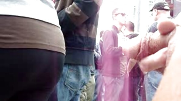 Viešas analinis seksas už pinigus su rusų prostitute prie įėjimo.
