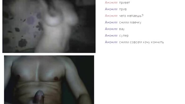 Rožiniai plaukai su seksualia tinklelio apranga iki ausų sekso metu.
